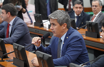 Diego Garcia analisando documentos