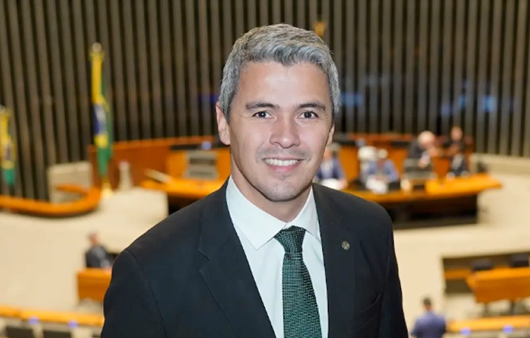 Diego Garcia discursando na tribuna