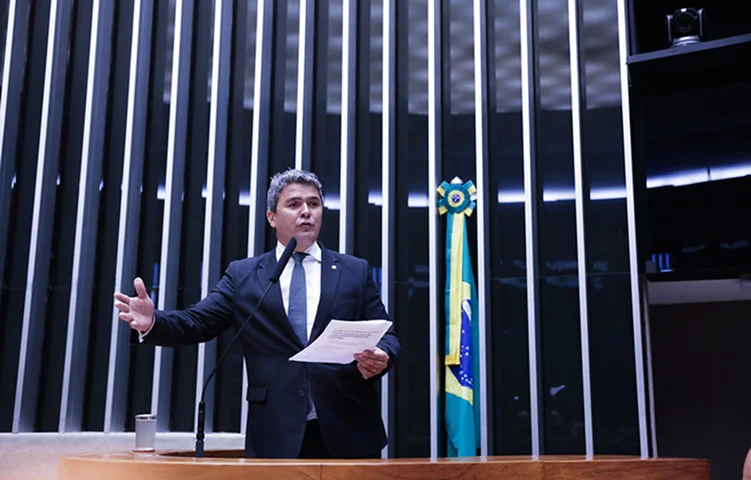Diego Garcia discursando na tribuna