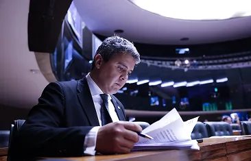 Diego Garcia analisando documentos