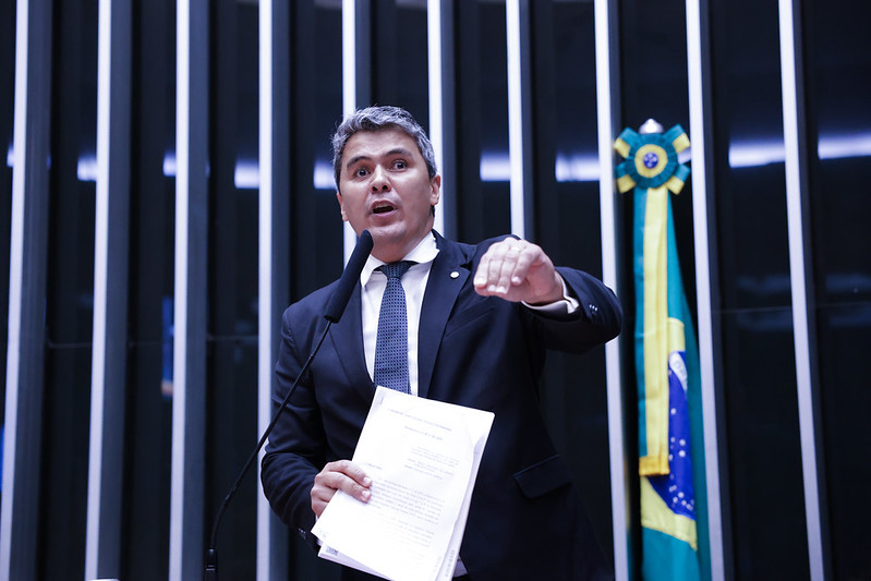 Diego Garcia analisando documentos
